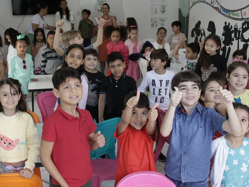 Crianças na sala de atividades infantis da PIBATEF